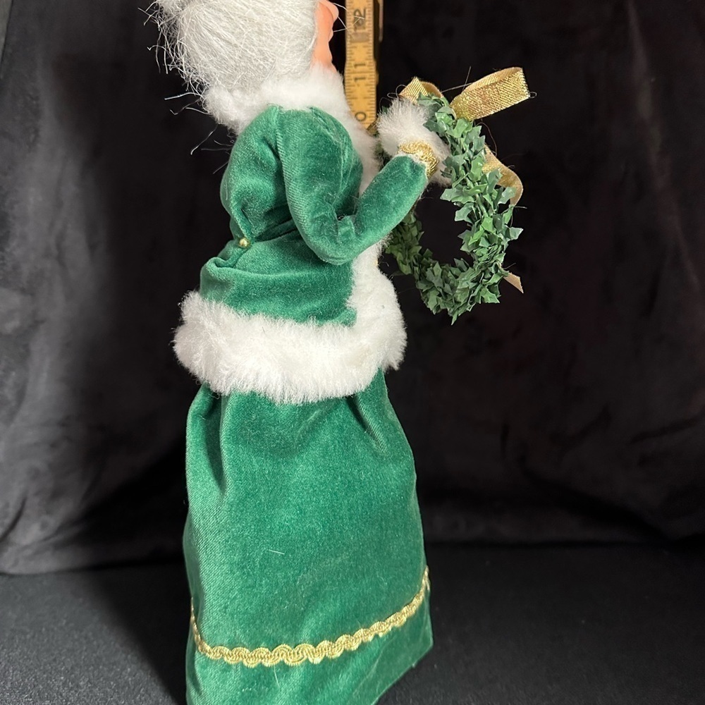 Byer’s‎ choice, 2006 Irish Saint Patrick caroler Victorian lady wreath presents - Picture 5 of 10